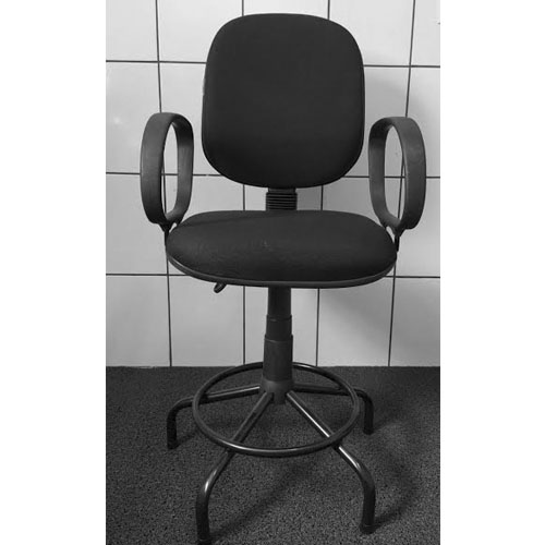 Cadeira para portaria tipo diretor , com braço , pode ser na base caixa alta, secretaria ou pegalinha.