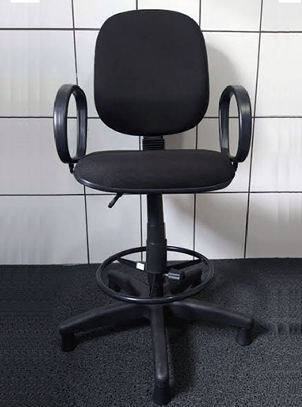 Cadeira para portaria tipo caixa alta com regulagens de altura e aro de descanso para os pés , com braço.